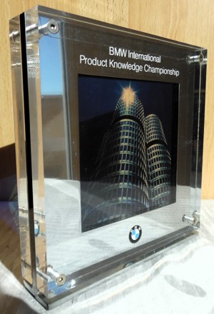  BMW Führungsebene massiver PROMO Aufsteller für den Schreibtisch mit Motiv BMW Zentrale 4-Zylinder Bild 4