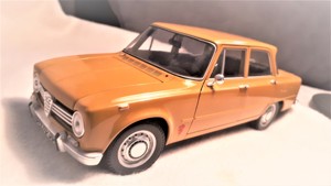 Modellautos 1:18--Alfa Romeo--Rennmodelle 155--Spieder -Limousine Giulia Bild 2
