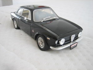 Modellautos 1:18--Alfa Romeo--Rennmodelle 155--Spieder -Limousine Giulia Bild 6