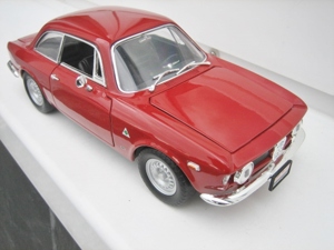Modellautos 1:18--Alfa Romeo--Rennmodelle 155--Spieder -Limousine Giulia Bild 3