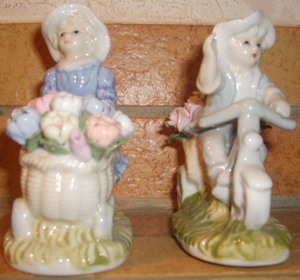D Porzellanfiguren 2 Stk 1 Mädchen+1 Junge mit Blumenkörben ca 10x11 sehr gut erhalten Sammelfigur Bild 3