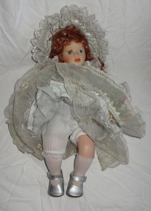 DI Puppe Porzellankopf Kleid lange rote Haare ca. 30 Jahre unbespielt gut erhalten alt Sammelpuppe Bild 2