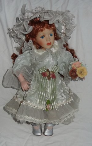 DI Puppe Porzellankopf Kleid lange rote Haare ca. 30 Jahre unbespielt gut erhalten alt Sammelpuppe Bild 3
