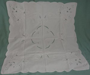 TWL Tischdecke Mitteldecke 75x75 weiß Baumwolle Lochstickereien Blumenmuster kaum gebraucht Tischwäs Bild 4