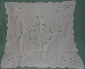 TWL Tischdecke Mitteldecke 75x75 weiß Baumwolle Lochstickereien Blumenmuster kaum gebraucht Tischwäs