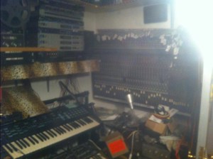 suche für mein Homstudio nohc alten analogen Synthesizer,FX;Drum,60er E Git Amp Echo Taste defektes Bild 1