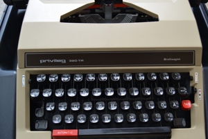 Verkaufe Schreibmaschine privileg 320 TR Breitwagen, nostalgisches Sammlerstück Bild 3