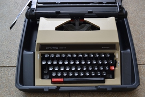 Verkaufe Schreibmaschine privileg 320 TR Breitwagen, nostalgisches Sammlerstück Bild 2