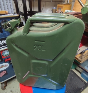 Alter Benzinkanister, olivgrün, 20 Liter Bild 2