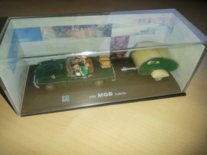grünes Modell MGB Cabrio mit Caravan 1:43 Bild 2