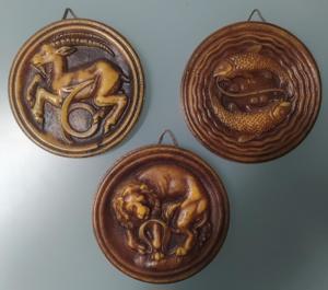 3 Wandteller aus Wachs, Tierkreiszeichen, Steinbock, Fisch, Löwe, Vintage Bild 1