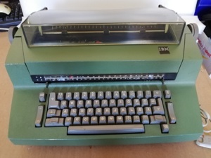 IBM Kugelkopfschreibmaschine 82c  grün inkl. Kugelkopf  Bild 1