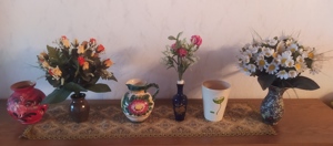 Vasen und künstliche Blumensträuße, Vintage