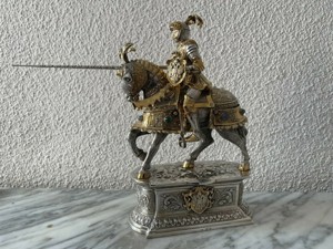RAR Sterling Silber kämpfender Ritter auf Pferd mit farbigen Cabochon Steinchen Bild 1