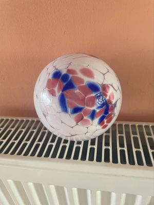 Bunte Glaskugel zum Aufhängen, mundgeblasen, weiß, rosa, blau Bild 3