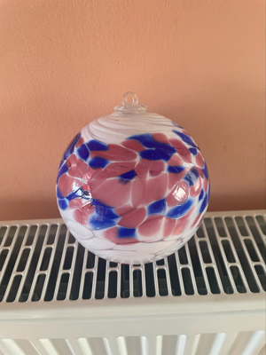 Bunte Glaskugel zum Aufhängen, mundgeblasen, weiß, rosa, blau