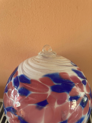 Bunte Glaskugel zum Aufhängen, mundgeblasen, weiß, rosa, blau Bild 4