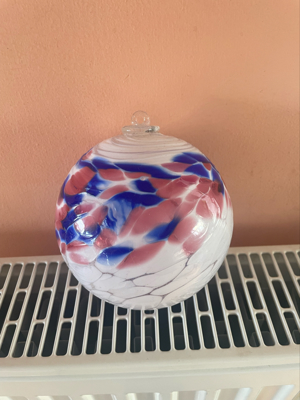Bunte Glaskugel zum Aufhängen, mundgeblasen, weiß, rosa, blau Bild 2