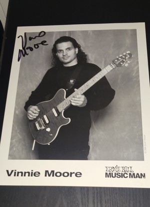 Vinnie Moore 2 Bilder mit original Autogramm