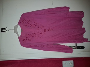 Pinke Bluse mit Stickerei am Ausschnitt mit dreiviertel  Arm, Größe 42. 100% Cotton Baumwolle. Bambo Bild 1