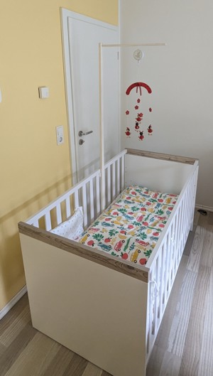 Kinderbett 70 x 1.40 cm, komplett mit Bettzeug, Sterntaler Spieluhr und Mobile  Bild 1