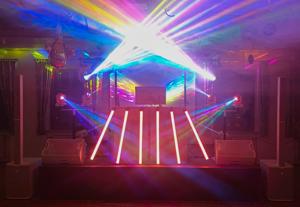 Profi Hochzeits DJ Landshut bietet SPEKTAKULÄRES INDOOR Feuerwerk als WOW Effekt für ihre Partys Bild 9