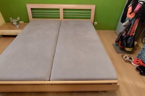 Doppelbett mit dazugehörigem Nachttisch Bild 2