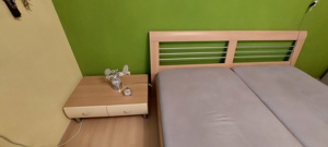 Doppelbett mit dazugehörigem Nachttisch Bild 7
