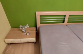 Doppelbett mit dazugehörigem Nachttisch Bild 6