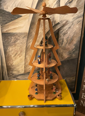 an die 100 Jahre alte Weihnachtspyramide aus Holz Bild 3