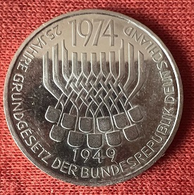 Zum 50. Jubeljahr eine 5 DM Silber-Gedenkmünze von 1974 Bild 2