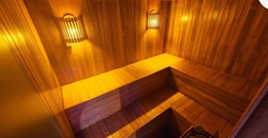 Entspannende Ganzkörpermassage + feuchtigkeitsspendende Gesichtsbehandlung + Sauna + Glas Wein. Bild 4