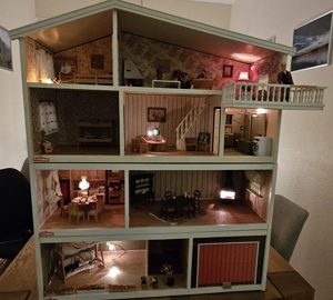 Wunderschönes und liebevoll eingerichtetes Lundby Puppenhaus zu verkaufen Bild 2