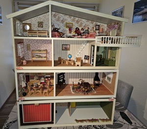 Wunderschönes und liebevoll eingerichtetes Lundby Puppenhaus zu verkaufen Bild 1