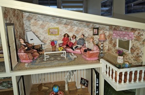 Wunderschönes und liebevoll eingerichtetes Lundby Puppenhaus zu verkaufen Bild 9