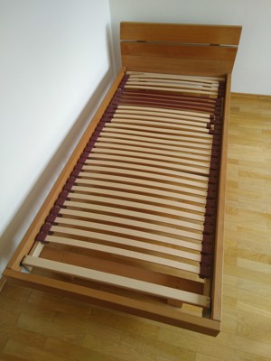 Gut erhaltenes Bett aus Massivbuchenholz in Überlänge (220x110cm) inkl. zweier Schubladen