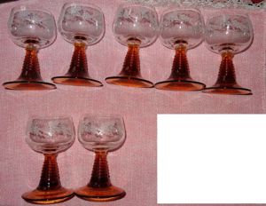 HP Trinkglas Weinglas 5 (+2 Weinrömer 0,1l Piffche mit Weinlaub brauner Stiel gut erhalten  Bild 1