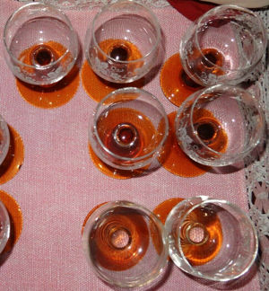 HP Trinkglas Weinglas 5 (+2 Weinrömer 0,1l Piffche mit Weinlaub brauner Stiel gut erhalten  Bild 3