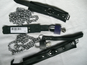 1 Leder & 2 Kunstleder Armbänder & 1 Band mit Metallkette & 1 Abusschloss  -  Karneval