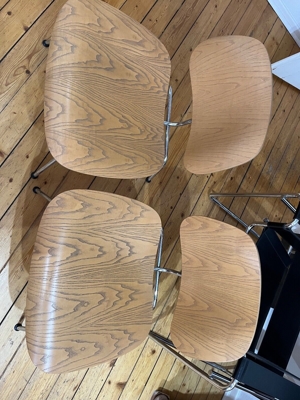 Vitra - Design Tisch und Stuhl von Ray und Charles Eames - Original Bild 3