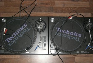 2 mal Technics SL-1210MK5 Turntable