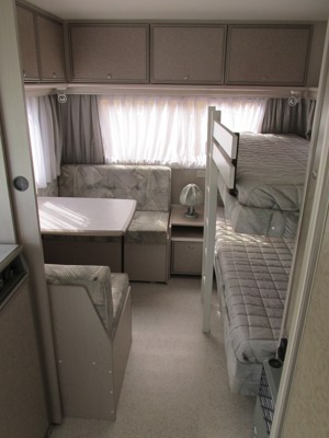 Rondo 470TK-1 mieten leihen - Wohnwagen mit Kinderzimmer Etagenbett - 5 Schlafplätze Bild 3