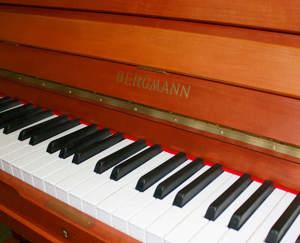 Klavier Bergmann P-20 Kirsche satiniert, 120 cm, 5 Jahre Garantie Bild 4