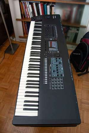 Roland Fantom 8 ( Synthesizer und Workstation )