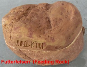 Terrarienzubehör: Wurmfutterschale, Futterfelsen, Bambus, Heimchenfallen Bild 4