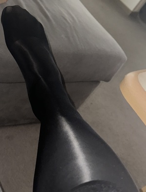 Nylonliebhaber u. Träger such eine Single Frau ab 45j die gern oft Nylons trägt u. beim sex  Bild 2