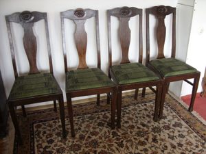 4 antiquarische Stühle Bild 1