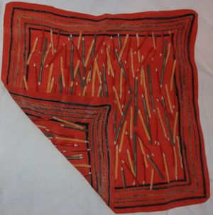 KE Halstuch klein Polyester 47x47 rot orange grau Bleistiftmotiven einwandfrei erhalten Kopftuch Tuc