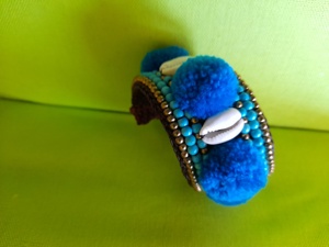  Armband mit Muscheln und blauen Kugeln (Wolle) Bild 4