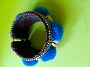  Armband mit Muscheln und blauen Kugeln (Wolle) Bild 3